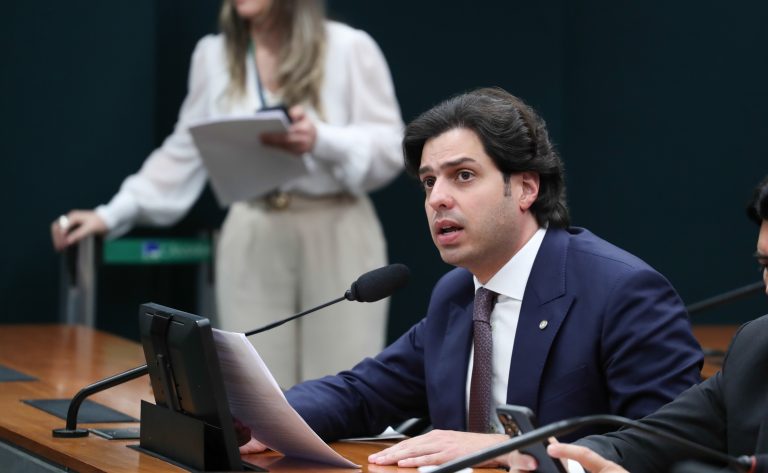 comissao-aprova-inclusao-de-cadernos-e-lapis-em-programa-de-material-didatico