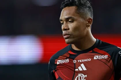 flamengo-renova-contrato-com-alex-sandro-apos-copa-do-mundo