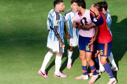otamendi-parte-para-cima-de-rodri-apos-final-e-dispara:-“idiota”