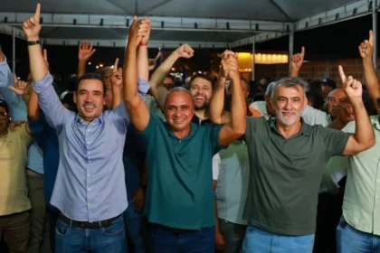 em-off-|-agora-no-palanque-de-vicentinho,-prefeito-de-santa-rosa-e-aliado-de-homem-forte-de-laurez