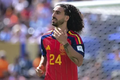 jogador-espanhol-marc-cucurella-mantem-cabelo-longo-para-que-filho-autista-o-reconheca-em-campo
