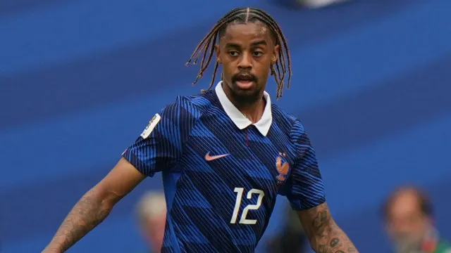 barcola-decide-nao-renovar-com-psg-e-abre-chance-de-saida,-diz-jornal