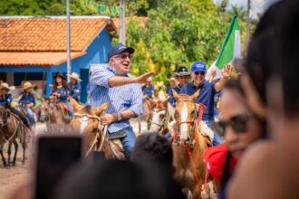 laurez-moreira-se-une-a-comunidade-de-filadelfia-na-celebracao-da-fe-e-da-cultura-sertaneja
