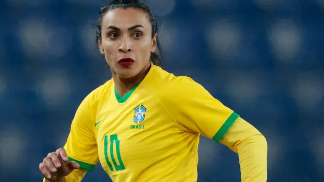 jornal-ingles-lista-50-cavadinhas-historicas-e-cita-marta,-ceni,-djalminha-e-pato