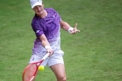 joao-fonseca-volta-a-vencer-tsitsipas-e-avanca-no-masters-1000-de-montreal