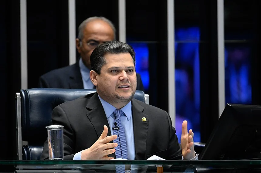 apos-travar-pec-por-mais-de-dois-meses,-davi-alcolumbre-libera-tramite-do-fim-da-escala-6×1-no-senado-depois-de-dialogo-com-lula