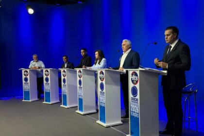 laurez-moreira-ganha-protagonismo-no-primeiro-debate-ao-defender-mudanca-no-governo,-valorizacao-dos-servidores-e-combate-a-corrupcao