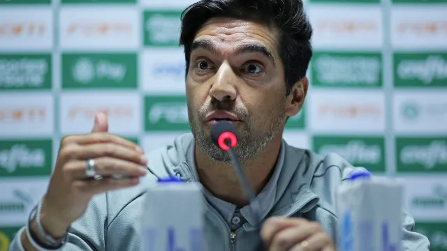 stjd-marca-julgamento-de-abel-ferreira-por-chute-em-microfone-no-brasileiro