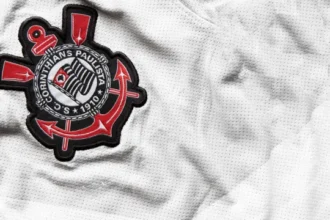 crise-no-corinthians-passa-por-salario-atrasado,-falhas-em-campo-e-cobranca-aberta-de-memphis