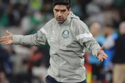 abel-ferreira-sob-ataque:-“o-palmeiras-e-muito-maior-do-que-voce”