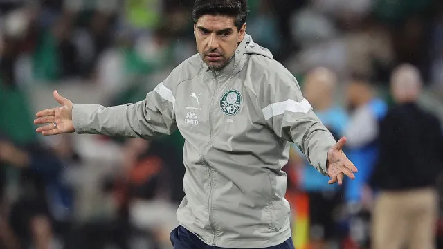 abel-ferreira-sob-ataque:-“o-palmeiras-e-muito-maior-do-que-voce”