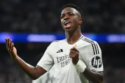 vini-jr.-e-mais-2-brasileiros-concorrem-a-bola-de-ouro;-raphinha-e-cr7-fora