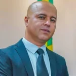 cleiber-levy-g.-brasilino-|-jaleco-sem-medico,-farda-sem-policia:-a-economia-das-insignias-sinteticas
