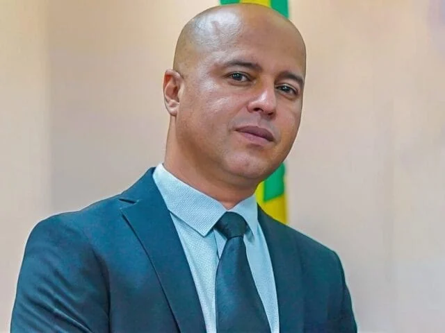 cleiber-levy-g.-brasilino-|-jaleco-sem-medico,-farda-sem-policia:-a-economia-das-insignias-sinteticas