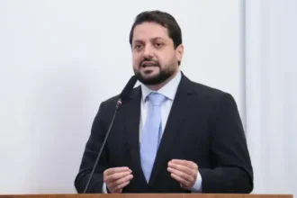 da-tribuna,-vinicius-pires-afirma-que-camara-so-diz-“amem”-a-prefeito-eduardo-e-defende-que-casa-assuma-seu-protagonismo