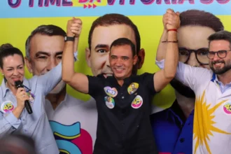 eduardo-mantoan-evita-criticas,-mas-deixa-palanque-de-laurez-pela-campanha-de-vicentinho-junior:-“nossa-politica-precisa-ser-oxigenada”