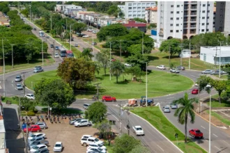 palmas-proibe-candidatos-de-fixarem-bandeiras-nas-rotatorias-e-em-vias-exclusivas-para-pedestres-e-ciclistas;-entenda-a-regulamentacao-do-paco