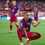 raphinha-faz-hat-trick,-barcelona-vence-sevilla-e-dispara-em-la-liga