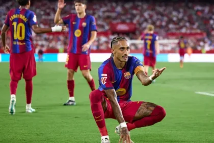 raphinha-faz-hat-trick,-barcelona-vence-sevilla-e-dispara-em-la-liga