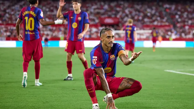 raphinha-faz-hat-trick,-barcelona-vence-sevilla-e-dispara-em-la-liga