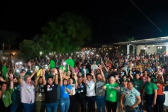 ao-lado-de-janad-valcari,-claudia-lelis-reune-milhares-de-pessoas-no-aureny-iii-e-pede-confianca-do-palmense