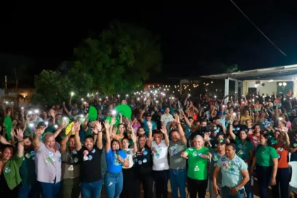 ao-lado-de-janad-valcari,-claudia-lelis-reune-milhares-de-pessoas-no-aureny-iii-e-pede-confianca-do-palmense