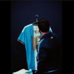 messi-mostra-camisa-especial-para-jogo-de-despedida-da-argentina