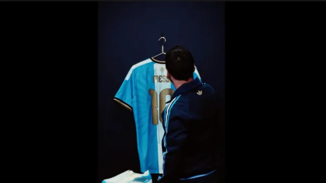 messi-mostra-camisa-especial-para-jogo-de-despedida-da-argentina