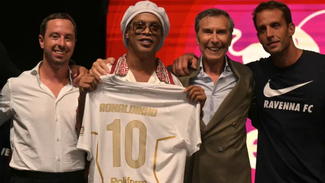 aos-46-anos,-ronaldinho-gaucho-sai-da-aposentadoria-em-busca-do-seu-300o-gol