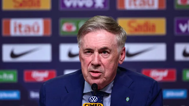 ancelotti-testa-raphinha-como-falso-9-e-faz-mudancas-em-treino-da-selecao